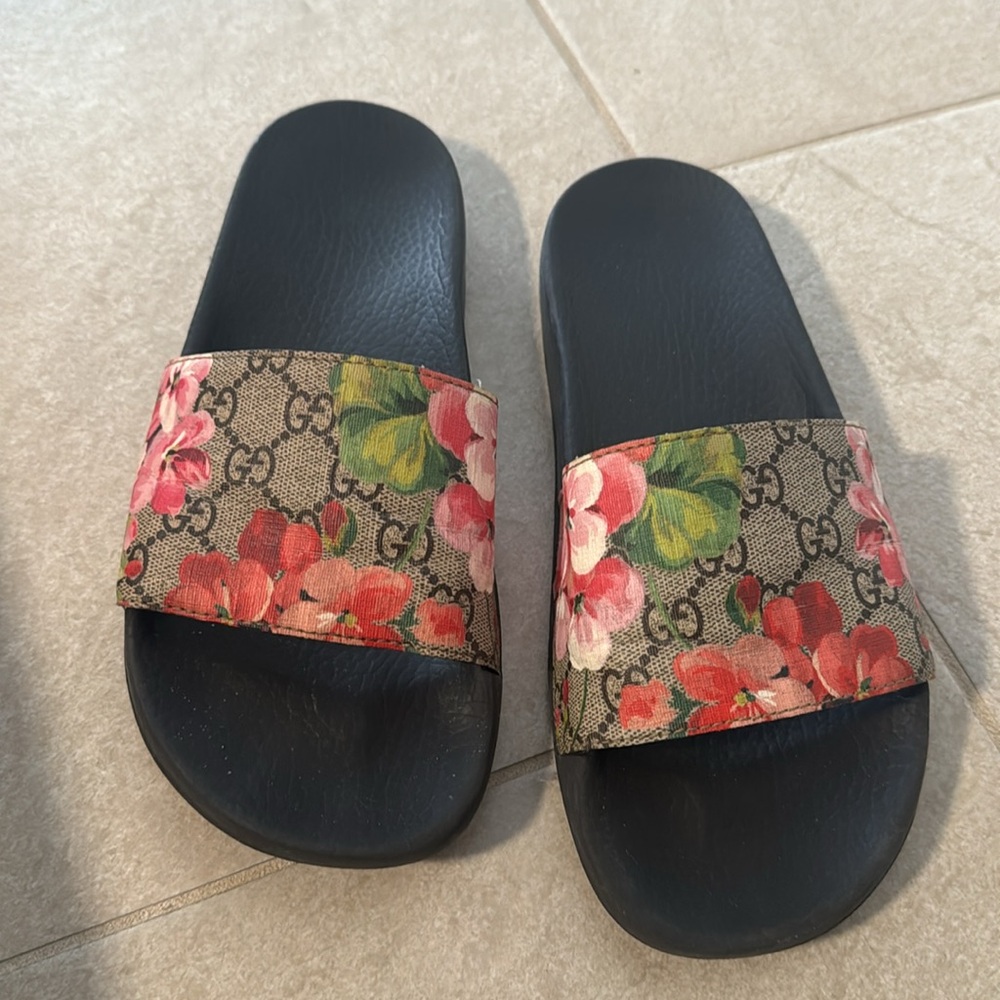 GG BLOOMS SUPREME FLORAL SLIDE SANDAL SZ 40